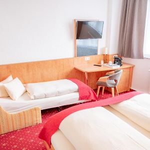 Zimmer mit Kingsize-Bett